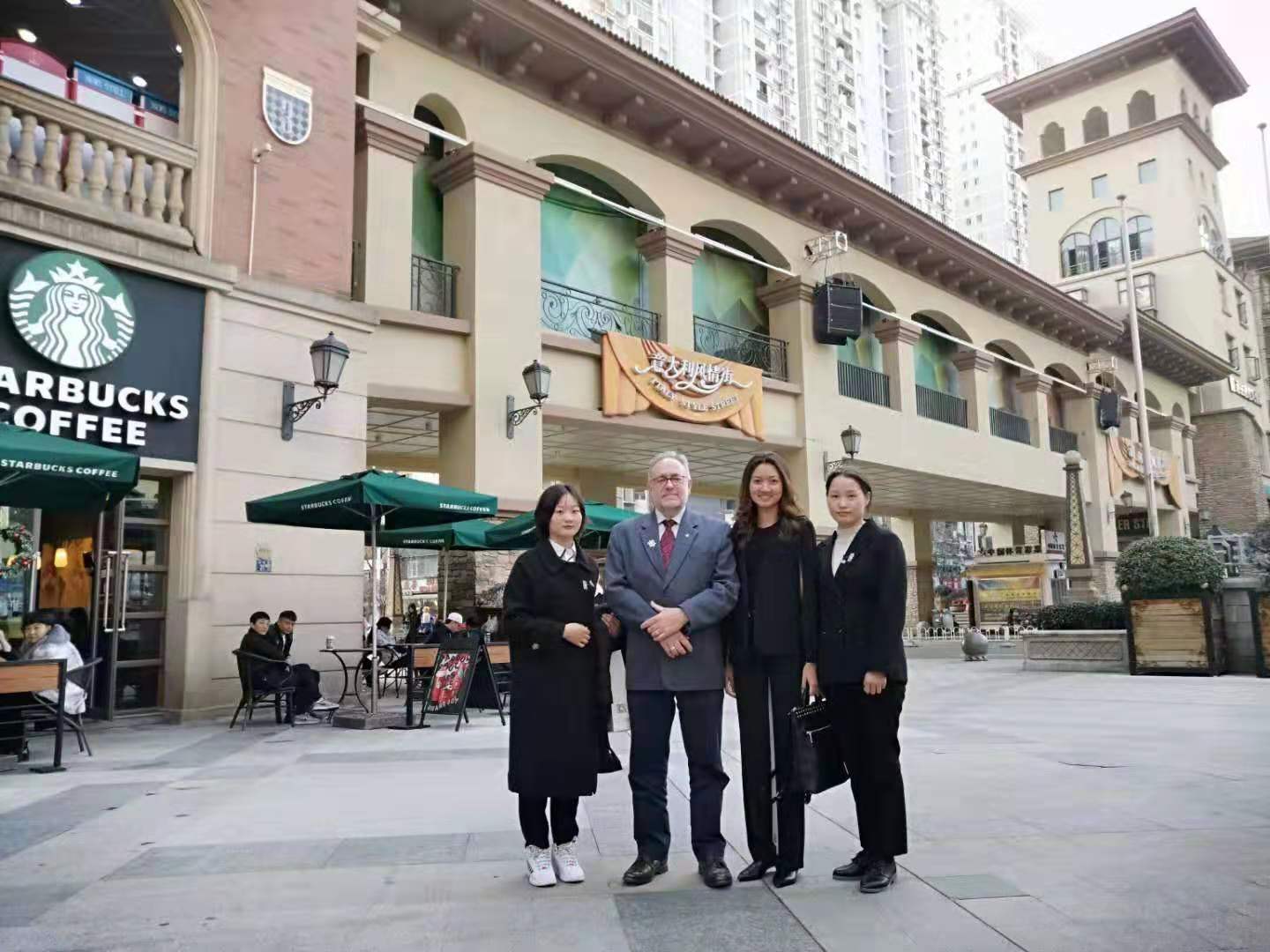 18级员工陈然(右一)陪同前波兰王子马列克·卡斯帕斯基以及马来西亚雪兰莪州公主费思华.jpg